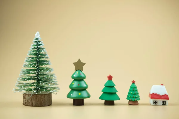 Julgranar av olika storlek på gul bakgrund. — Stockfoto
