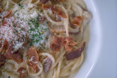 Pastırmalı ve jambonlu spagetti.