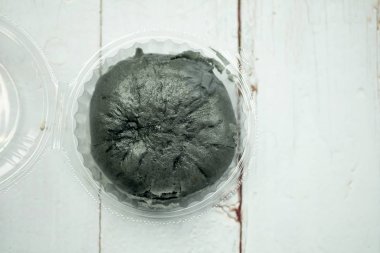 Domuz dolması ve siyah buğulanmış çörek.