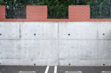 Otoparkta tuğlalı bej tuğla duvar