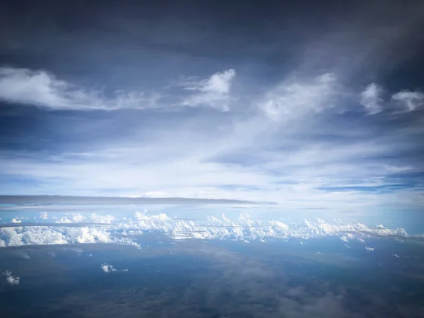 Gyönyörű ég a felhők felett, szép drámai fénnyel.. — Stock Fotó