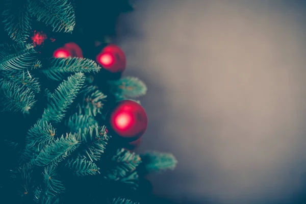 Noel ağacından sarkan kırmızı top — Stok fotoğraf