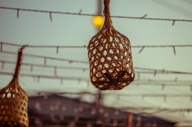 Mini hasır partide süs olsun diye asılmış.