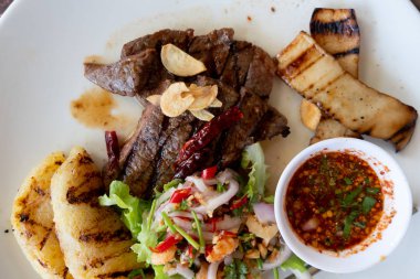 Sebzeli biftek ve baharatlı Tayland usulü sos.