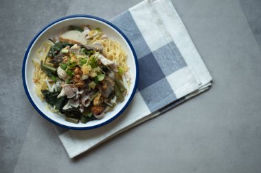 Yumurtalı erişte ve sebze ve bağırsak..