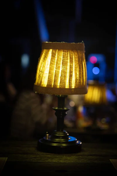Lampe sur la table au restaurant — Photo