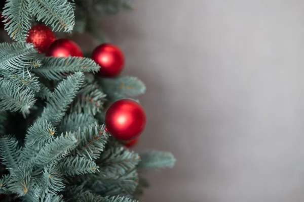 Rode bal hangend aan kerstboom — Stockfoto