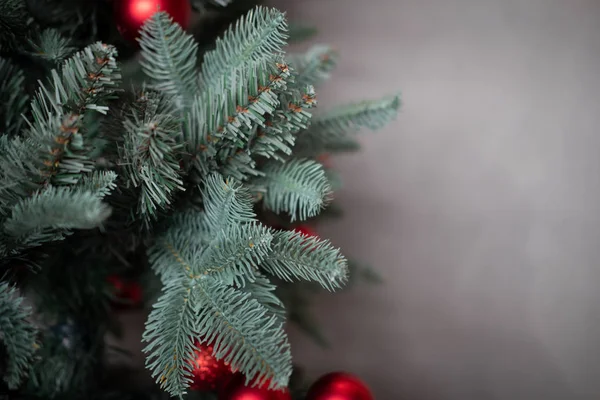 Balle rouge suspendue au sapin de Noël — Photo