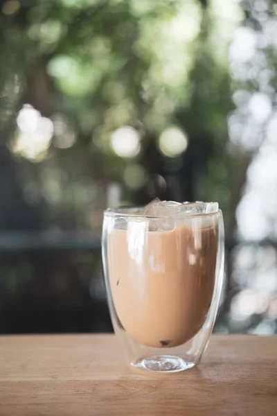 Кава з молоком і кубиком льоду — стокове фото