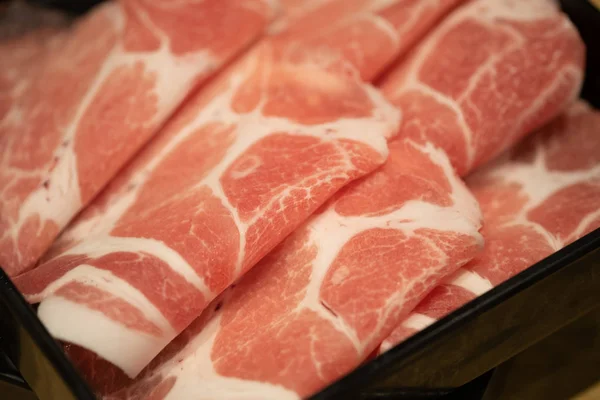 Jepang mengiris daging babi pada piring untuk shabu shabu — Stok Foto