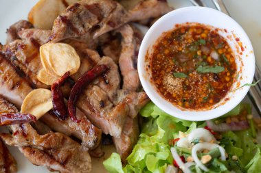 Sebzeli biftek ve baharatlı Tayland usulü sos.