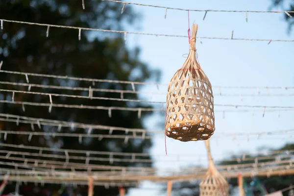 Cesta de bambú redonda de mimbre colgando — Foto de Stock