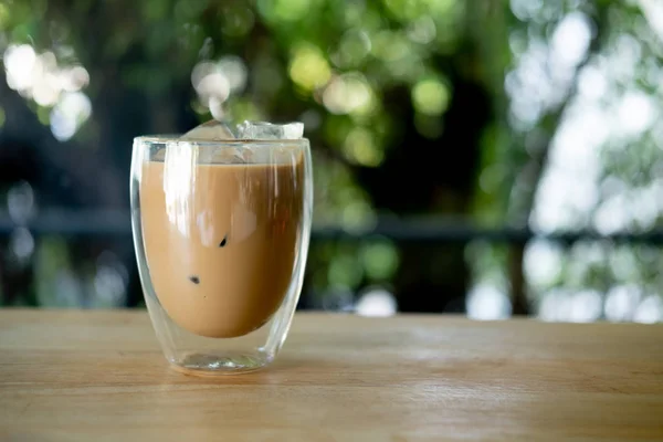Кофе с молоком и кубиком льда — стоковое фото