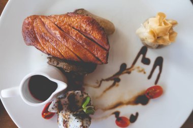 Soslu ızgara biftek füme ördek.