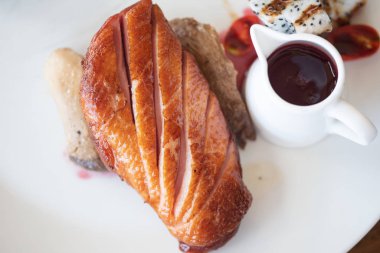 Soslu ızgara biftek füme ördek.