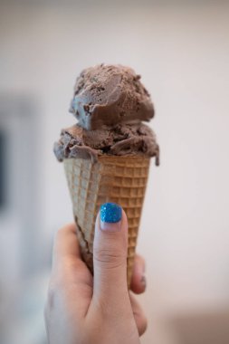 Bir kız dondurmalı, çikolatalı..