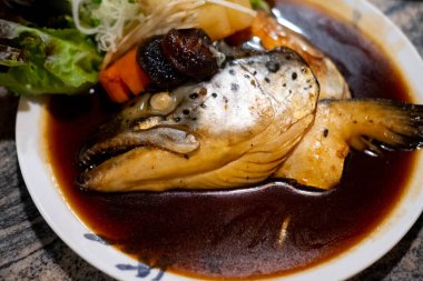 Soya soslu haşlanmış somon balığı kafası.