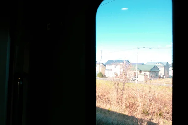 Trem visto de uma perspectiva de passageiro olhando pela janela de um trem em movimento no Japão — Fotografia de Stock