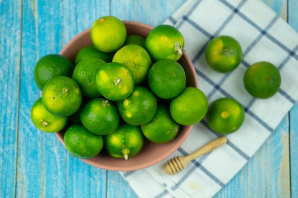 Taze yeşil limon. Tay yemeği için limon çok ekşi. — Stok fotoğraf