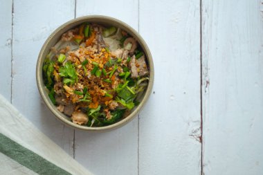 Kurutulmuş pirinçli şehriye, haşlanmış domuz eti ve ciğer.