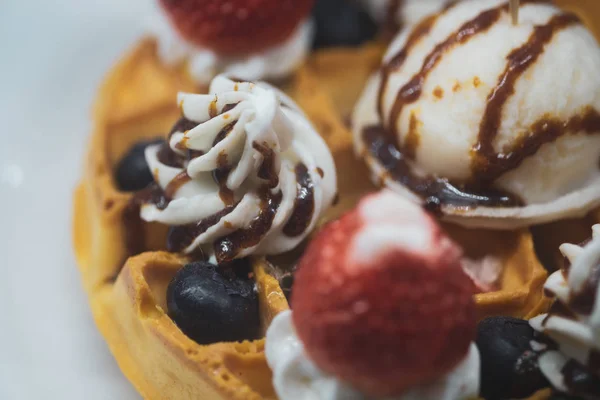 Deserto de panqueca de waffle com sorvete de baunilha — Fotografia de Stock