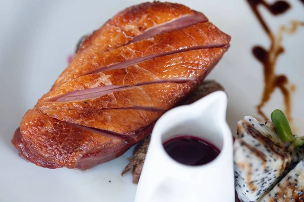 Soslu füme ördek eti.