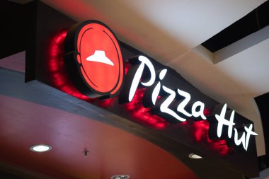 Bangkok, Tayland - 2 Şubat 2020: Mega bangna şube alışveriş merkezinde Pizza Hut Company 'nin logosu. Farklı pizza stilleri sunan, Amerikan restoran zinciri ve uluslararası şubedir..