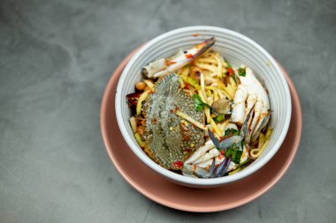 Yengeçli baharatlı salata. Sağlıklı menü