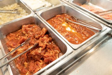 Izgara için çeşitli çiğ yiyecekler ya da Tayland usulü Bbq büfede self servis. Adı Moo-Ka-Ta..