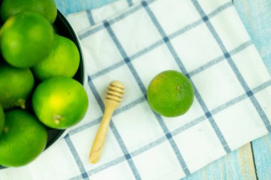 Taze yeşil limon. Tay yemeği için limon çok ekşi.