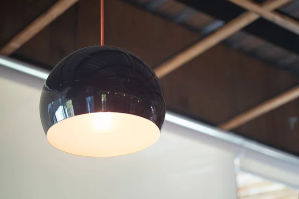 Lámpara negra decorada en una cafetería — Foto de Stock