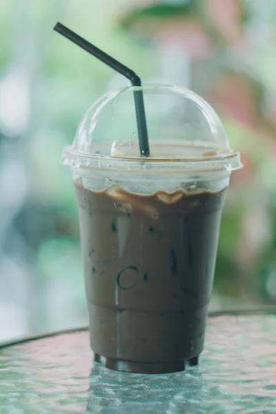 Plastik mengambil secangkir kopi mocha es — Stok Foto