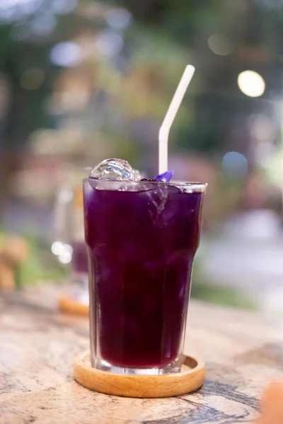 Butterfly pea juice with lemon in cold glass — Stock Photo, Image