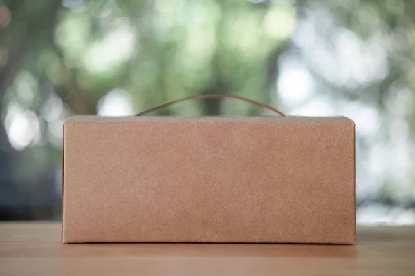 Caja de cartón marrón con asa — Foto de Stock