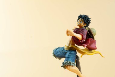 Bangkok, Tayland - 4 Şubat 2020: Plastik heykelcik Maymun D. Luffy ünlü Japon mangasından ve daha sonra animasyon One Piece haline getirildi. Luffy Hasır şapkalı bir korsan ekibinin lideri. Sadece editör kullanımı