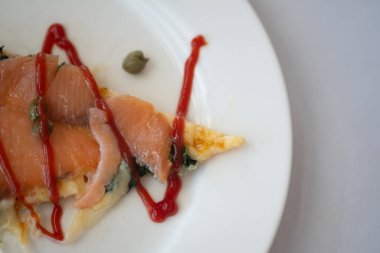 Ketçaplı pizza somonu yemeye hazır..