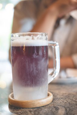 Köpüklü mor bira.