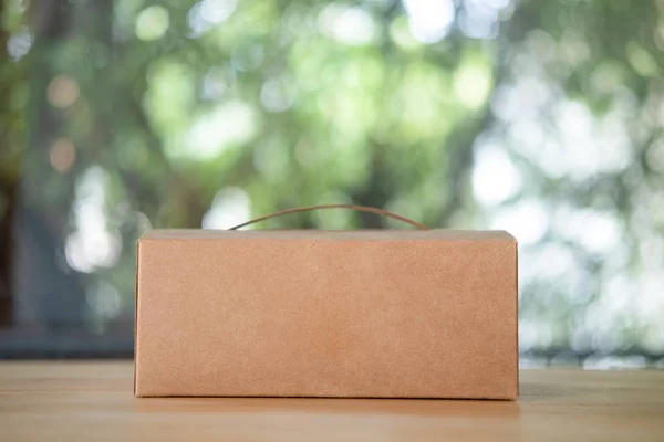 Caja de cartón marrón con asa — Foto de Stock