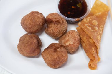 Kızarmış köfte ve kızarmış hamur köftesi. 