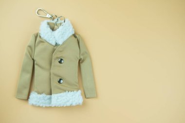 Kürklü kapüşonlu kışlık ceketin anahtarlığı.