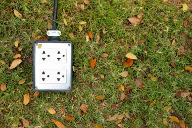 Bahçedeki elektrik fişi soketi