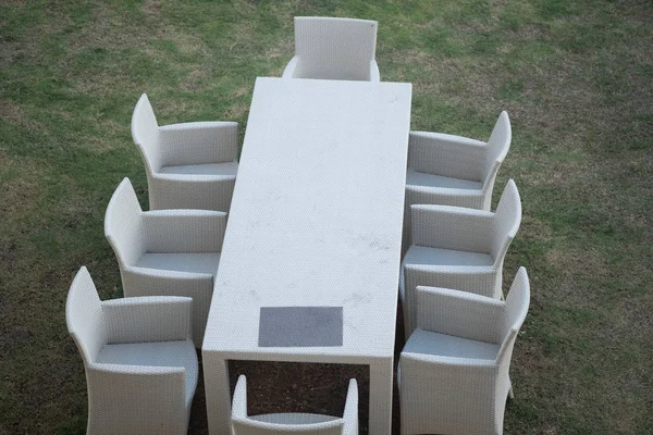 Conjunto de mesa de mimbre blanco y sillas en el jardín en casa — Foto de Stock