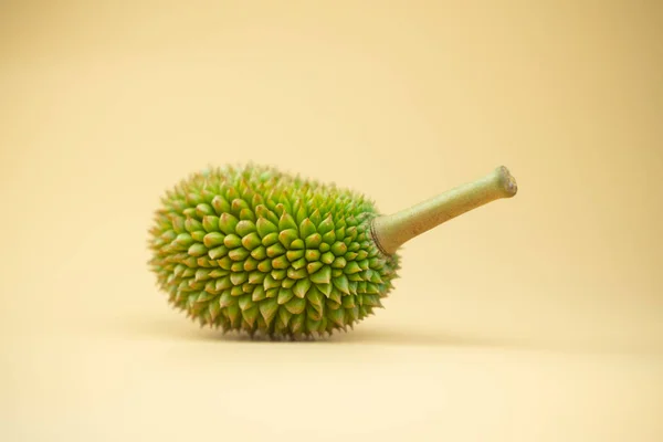 Świeży mini Durian na żółtym tle. Król owoców. — Zdjęcie stockowe