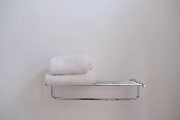 Czysty biały ręcznik przygotowany do użycia — Zdjęcie stockowe
