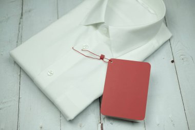 Boş kırmızı etiketli beyaz bir gömlek. 