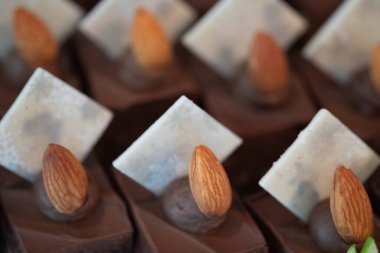 Badem tohumlu çikolatalı kek dilimleri.