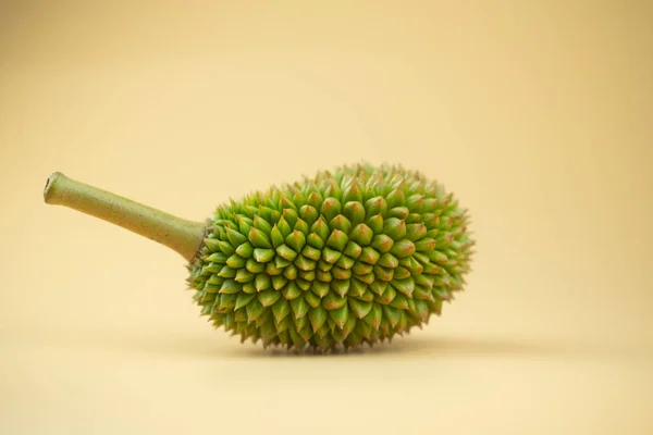 Świeży mini Durian na żółtym tle. Król owoców. — Zdjęcie stockowe