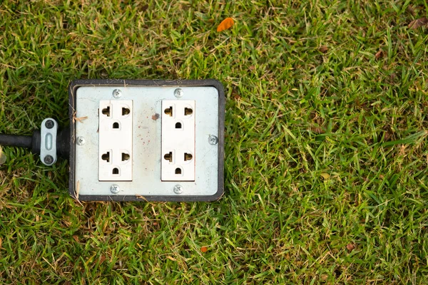 Bahçedeki elektrik fişi soketi