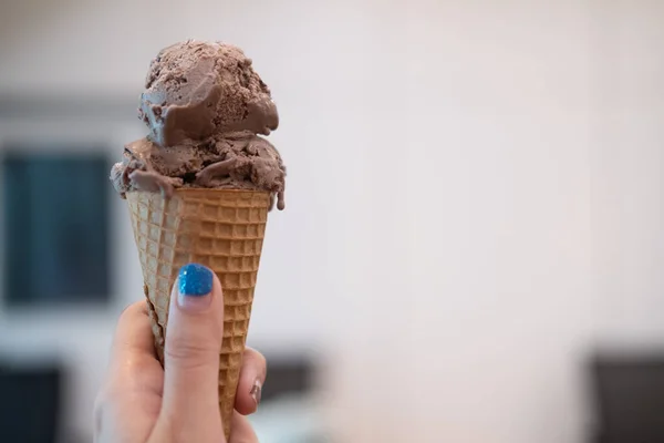 Una chica tiene conos de helado de chocolate . — Foto de Stock