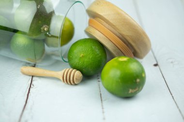 Yeşil kireç grubu. Limon bir çeşit meyvedir..